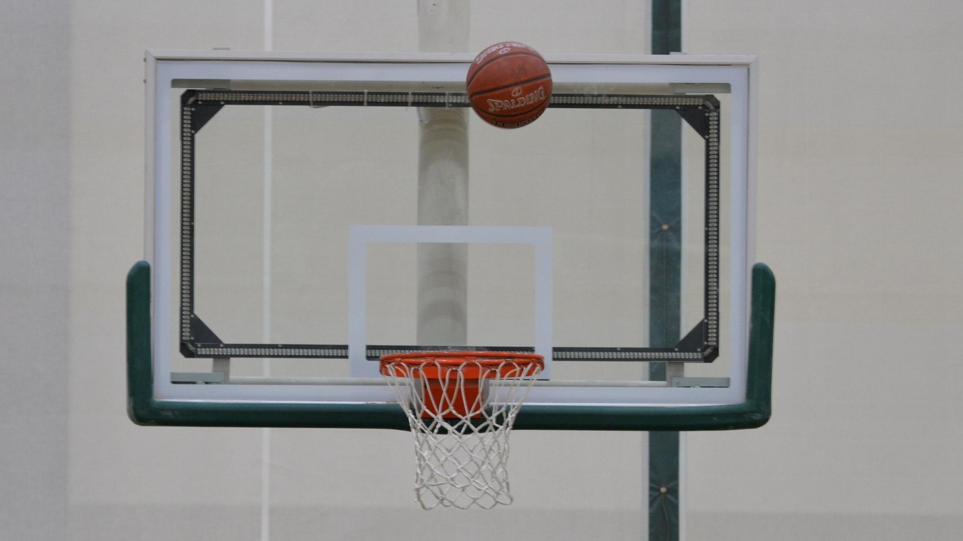 Men&rsquo;s Basketball Claims Regional Win