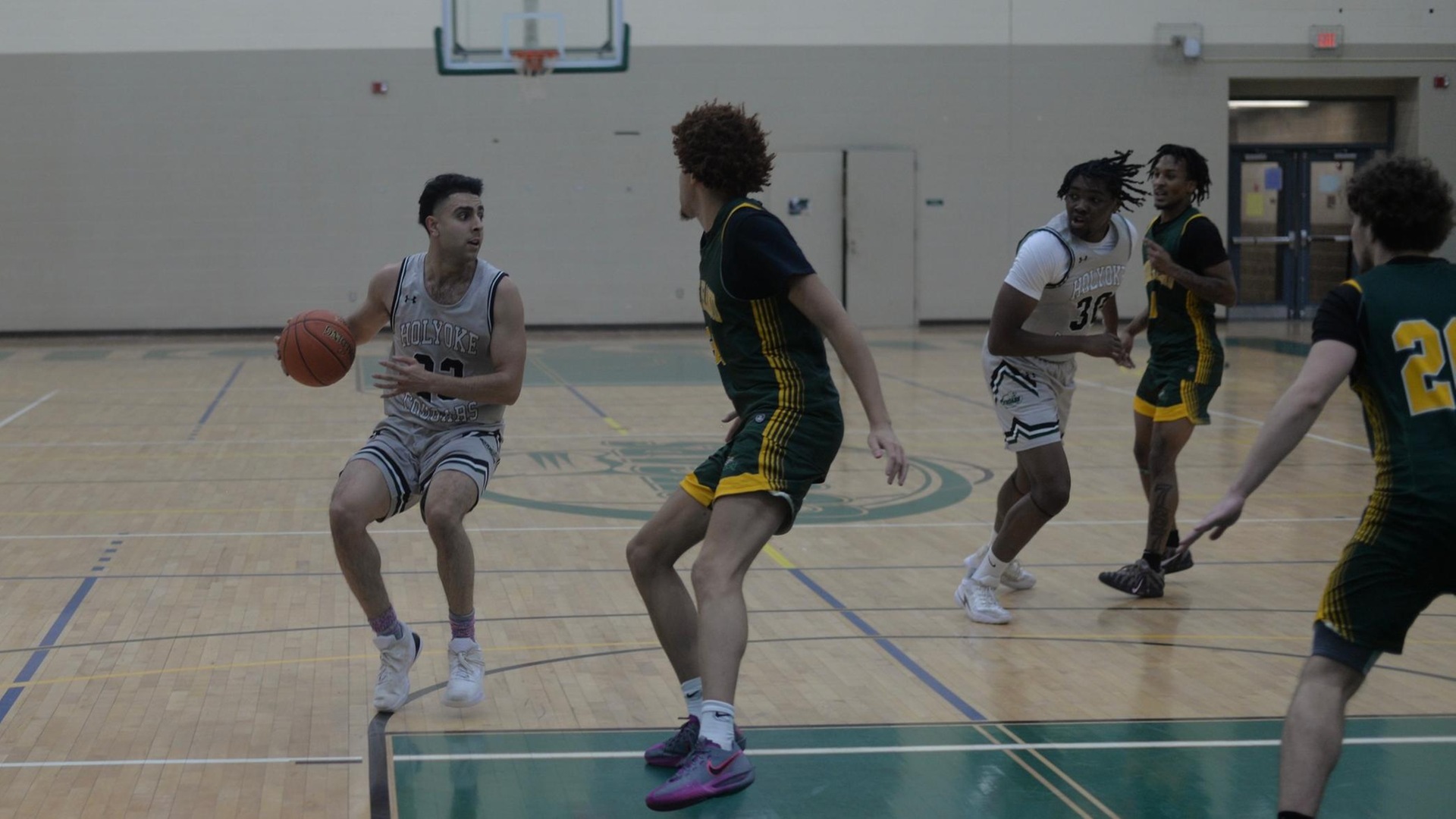 Men&rsquo;s Basketball Defeats Local Rival