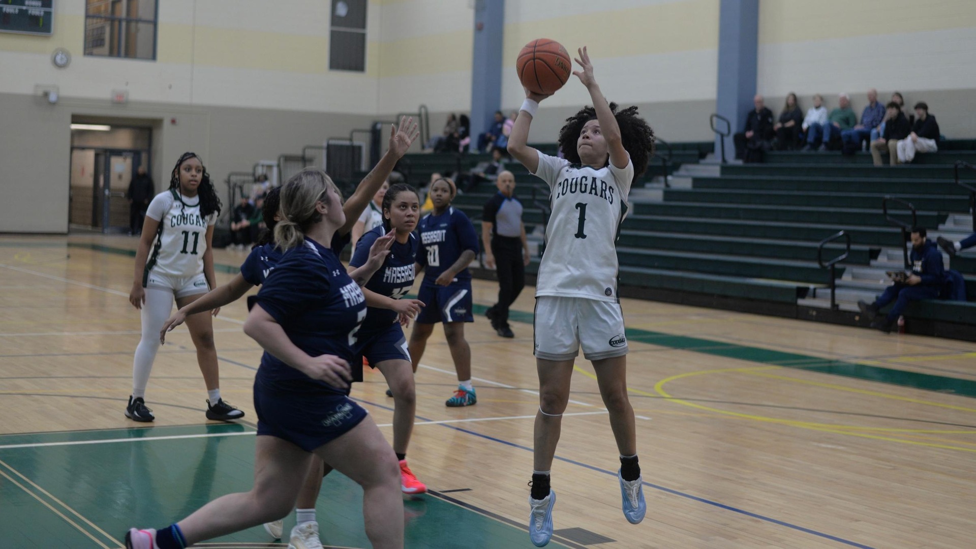Women's Hoop Stays Hot with Sixth Straight Win