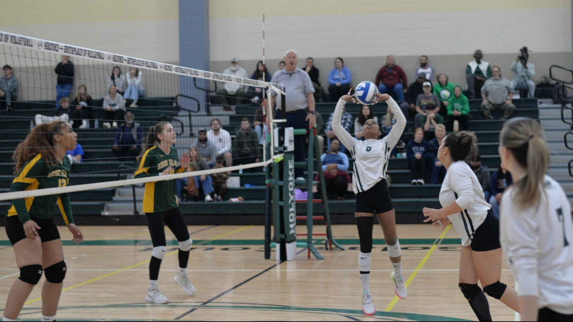 Women&rsquo;s Volleyball Falls to National Champs at DIII Championships